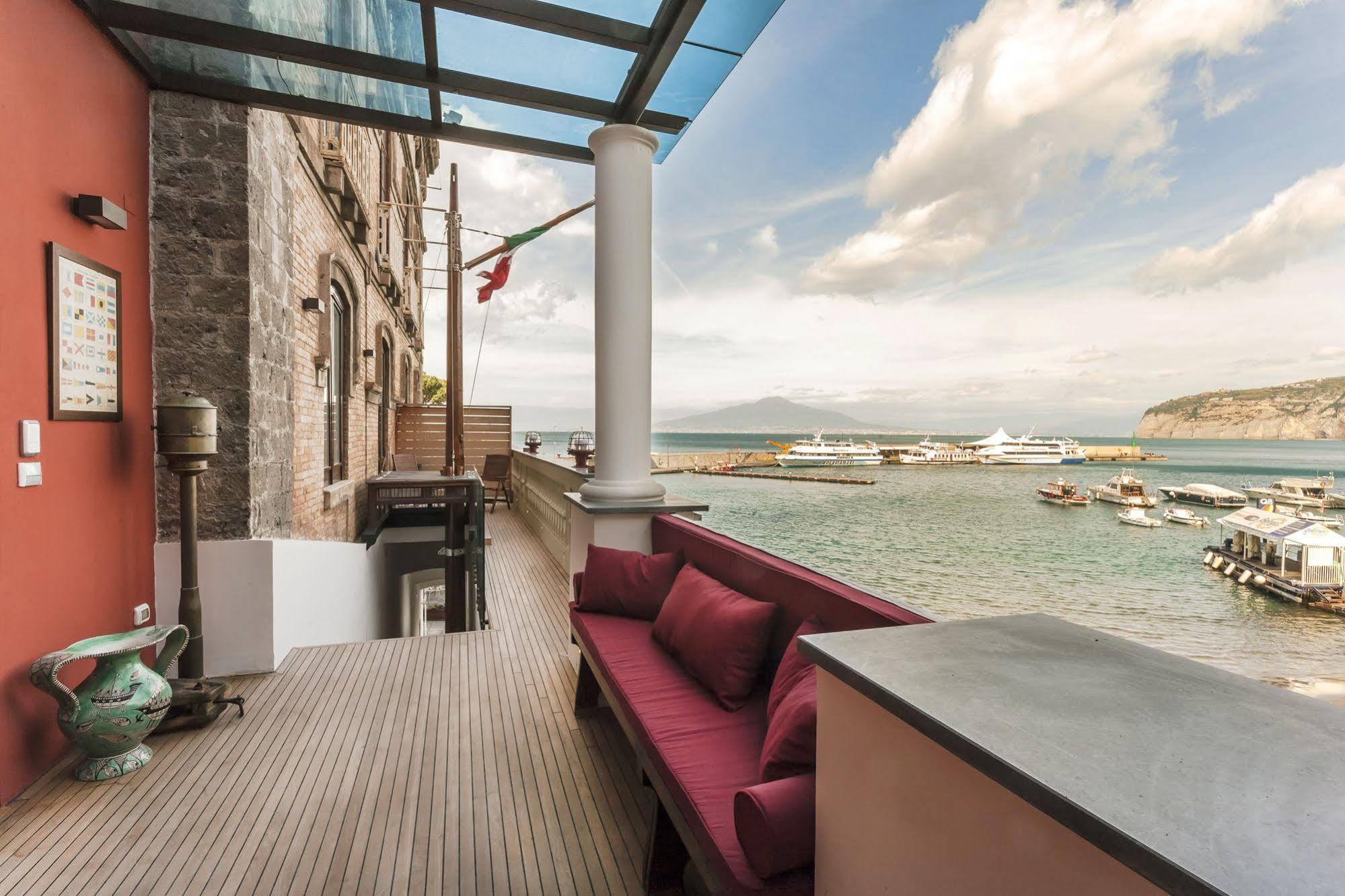 Yacht Club Capo Cervo Suites B&B Sorrento Eksteriør billede
