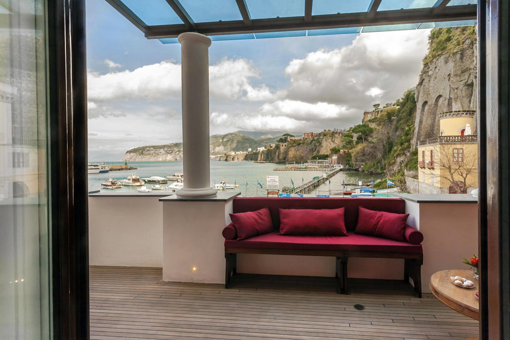 Yacht Club Capo Cervo Suites B&B Sorrento Eksteriør billede