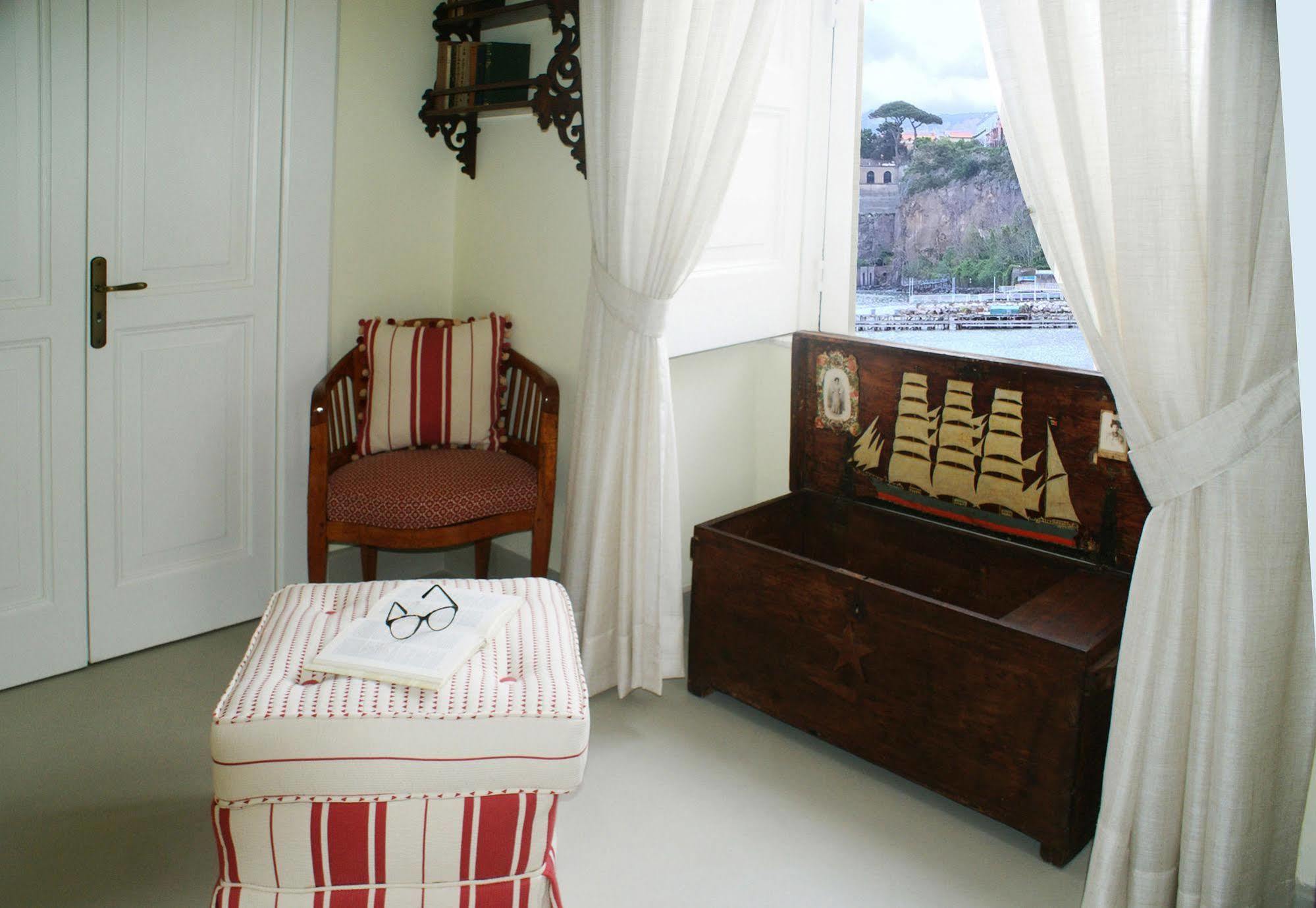 Yacht Club Capo Cervo Suites B&B Sorrento Eksteriør billede