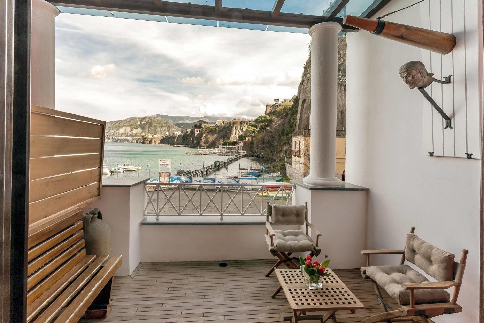 Yacht Club Capo Cervo Suites B&B Sorrento Eksteriør billede