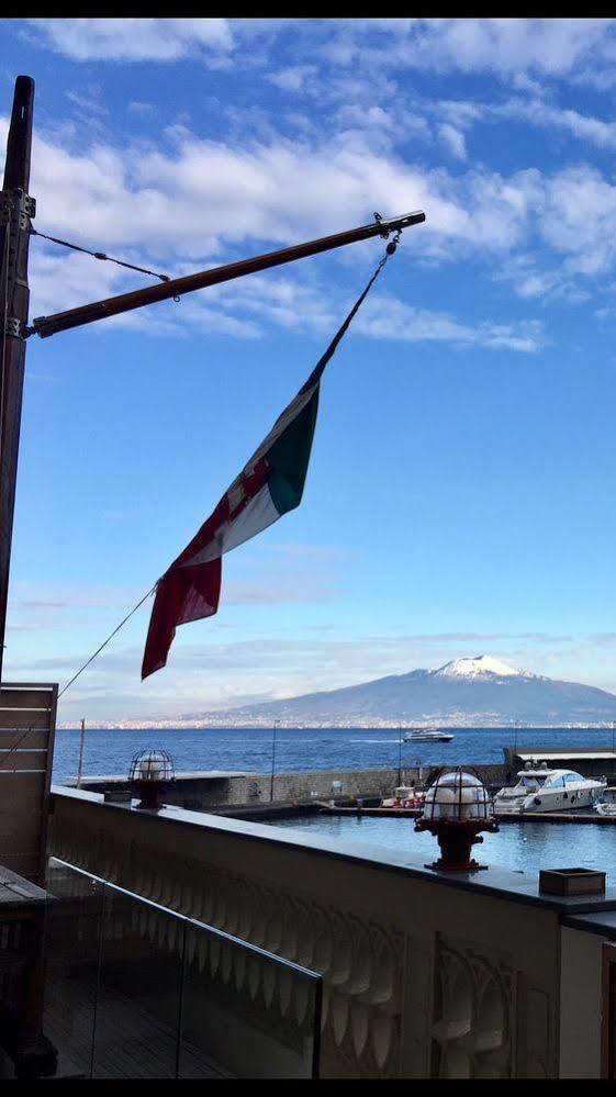 Yacht Club Capo Cervo Suites B&B Sorrento Eksteriør billede