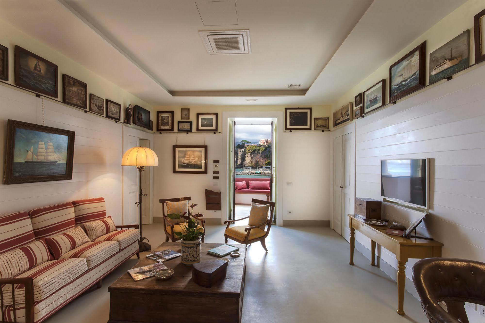 Yacht Club Capo Cervo Suites B&B Sorrento Eksteriør billede