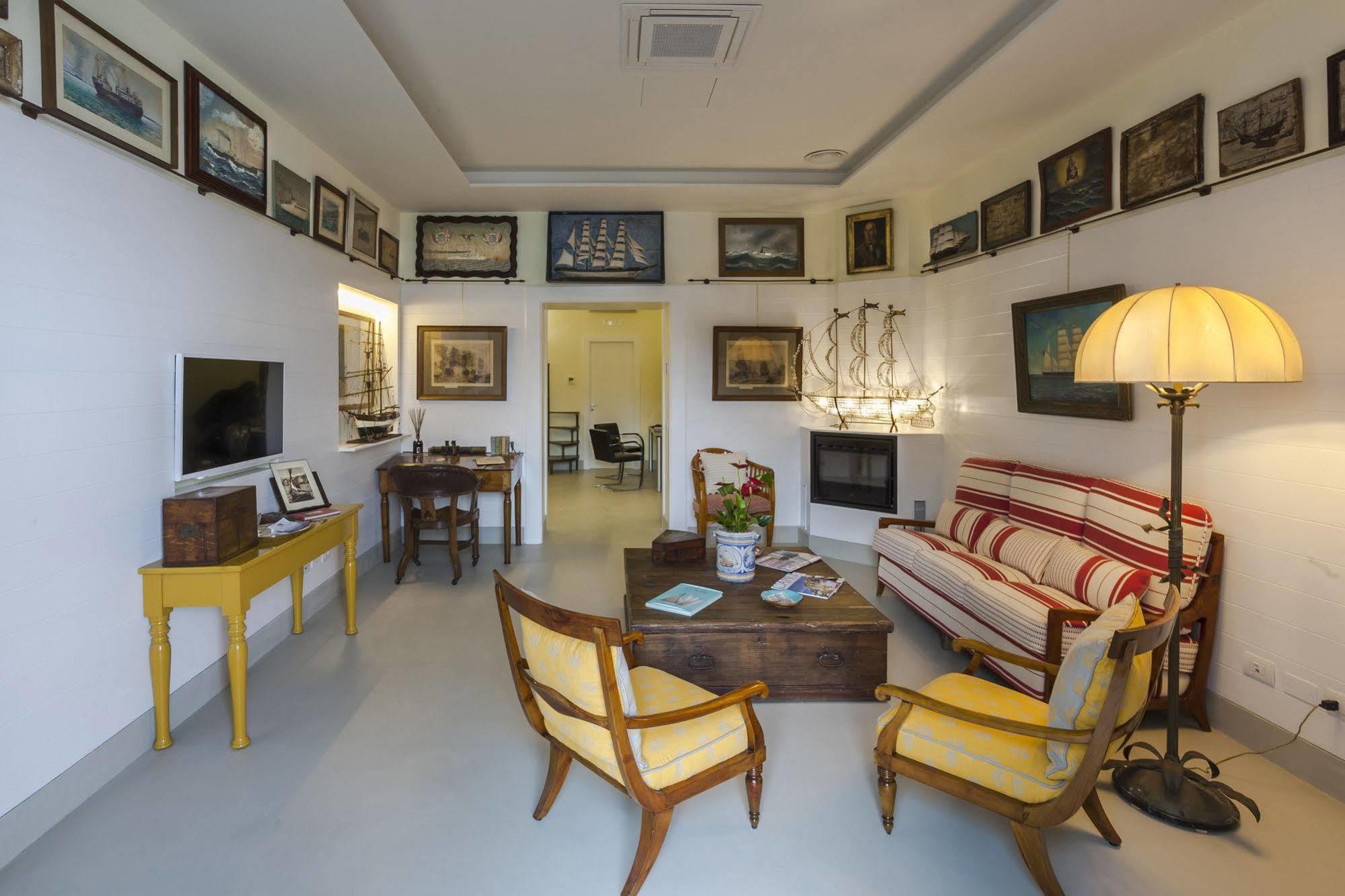 Yacht Club Capo Cervo Suites B&B Sorrento Eksteriør billede
