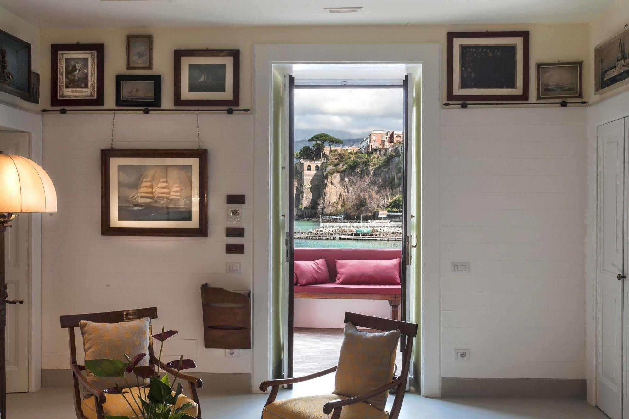 Yacht Club Capo Cervo Suites B&B Sorrento Eksteriør billede